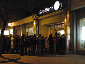 По Swedbank в Латвии дали очередь